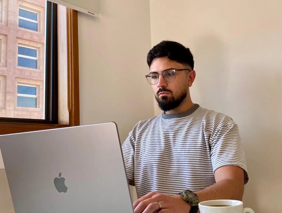 Ariel Daumas trabajando en su Mac