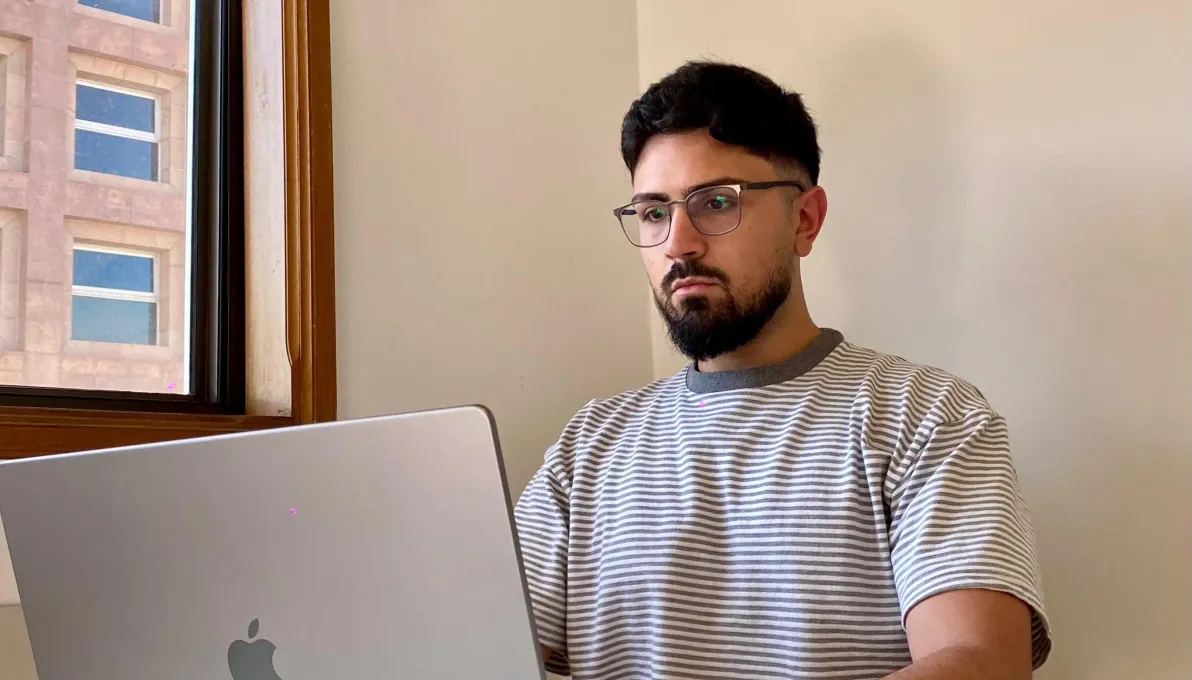 Ariel Daumas trabajando en su Mac